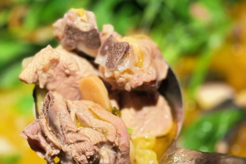 跟著非遺美食游南鄭：酸辣鮮香、肉嫩湯美的泡姜雞。